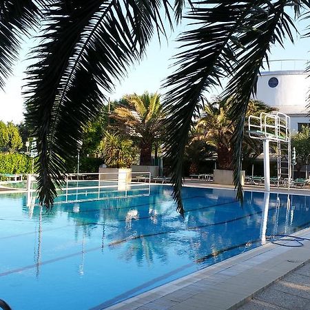 Hotel Cormoran Cattolica Bagian luar foto