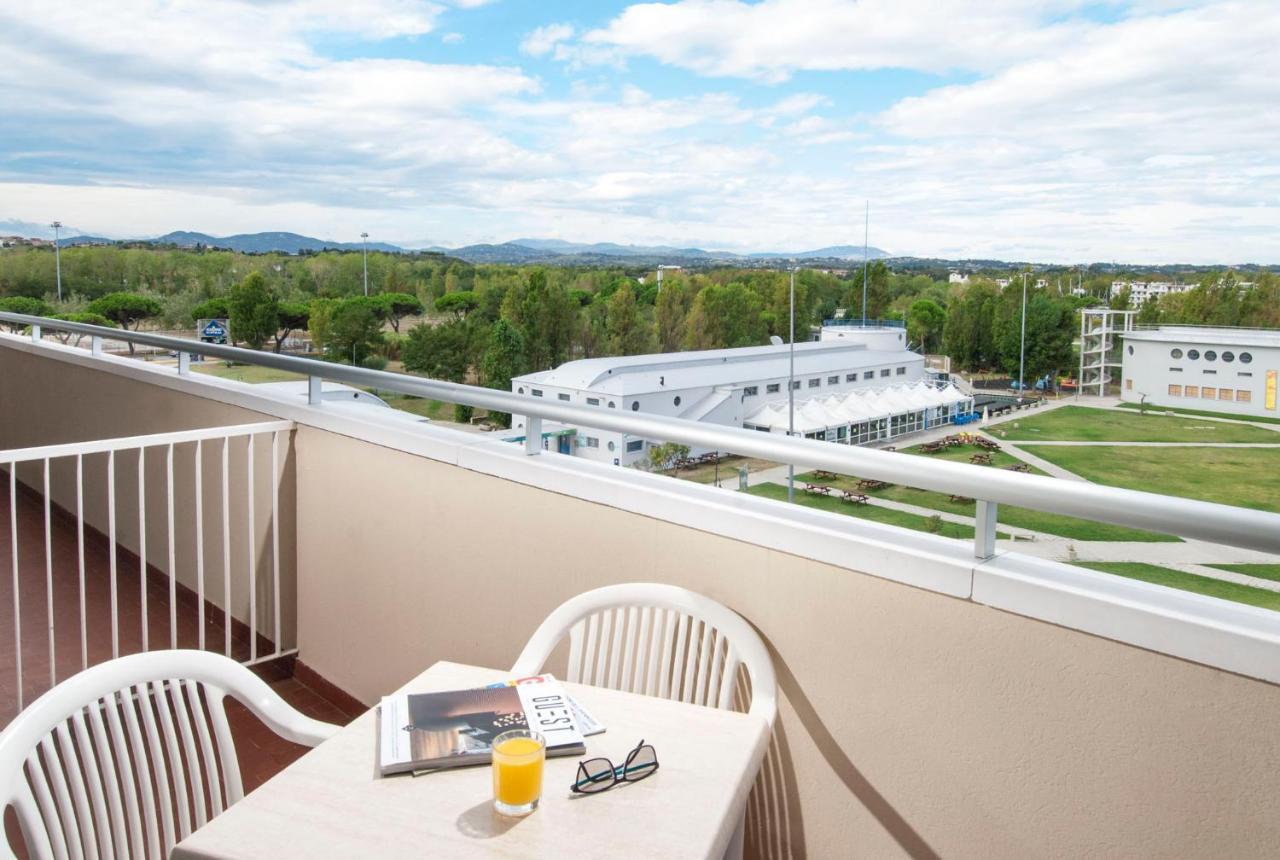 Hotel Cormoran Cattolica Bagian luar foto