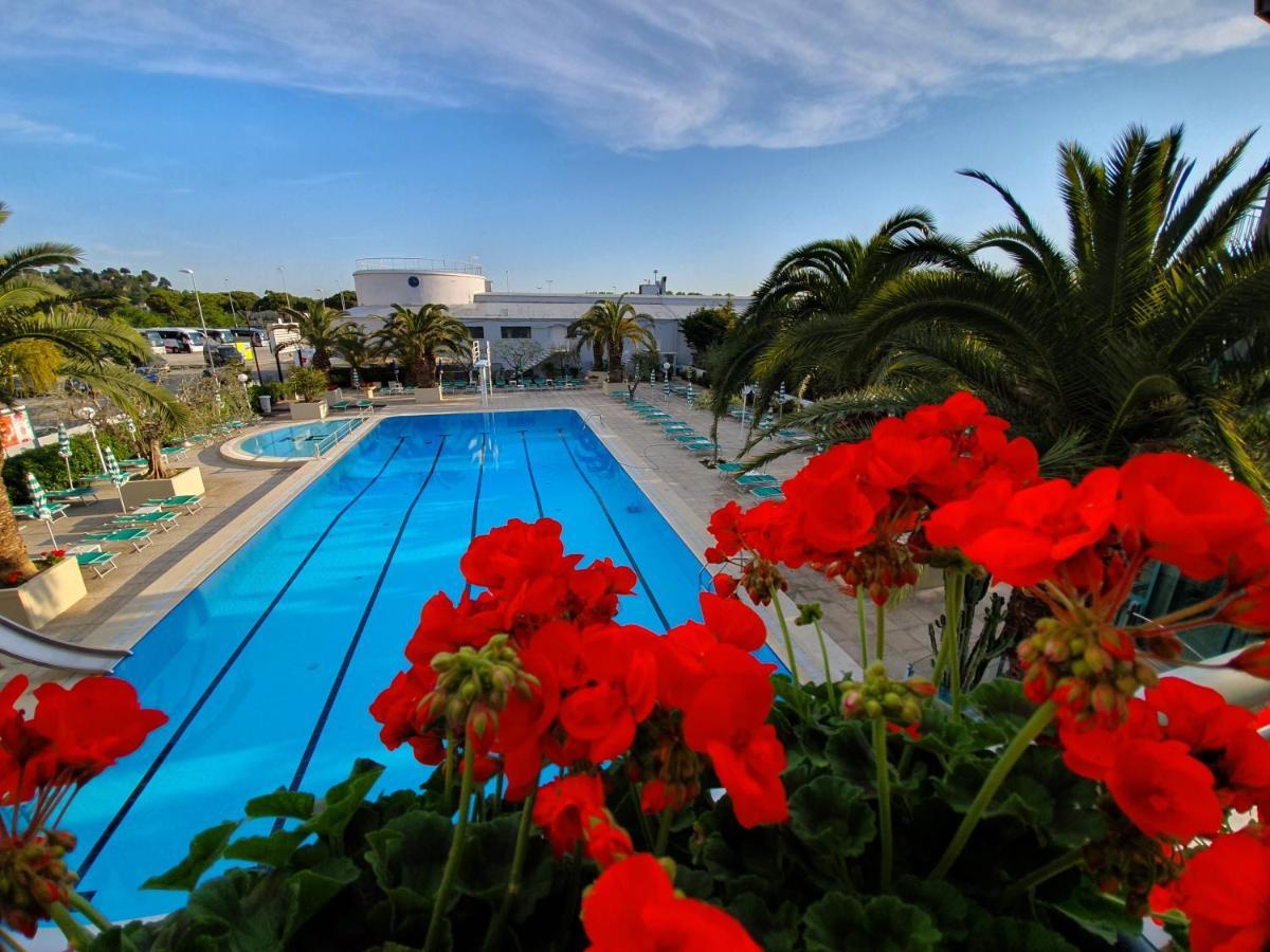 Hotel Cormoran Cattolica Bagian luar foto