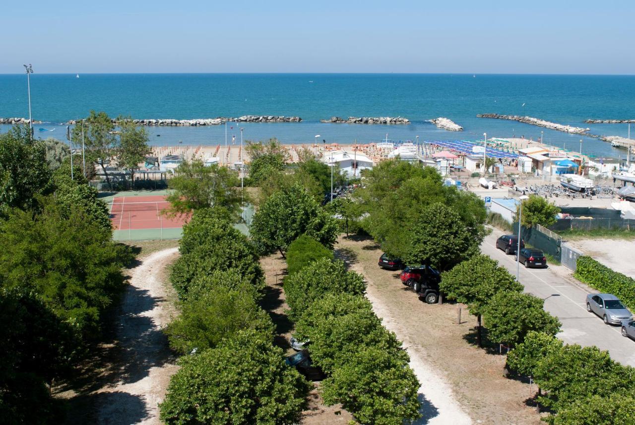 Hotel Cormoran Cattolica Bagian luar foto