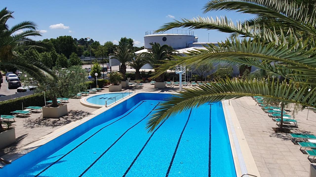 Hotel Cormoran Cattolica Bagian luar foto