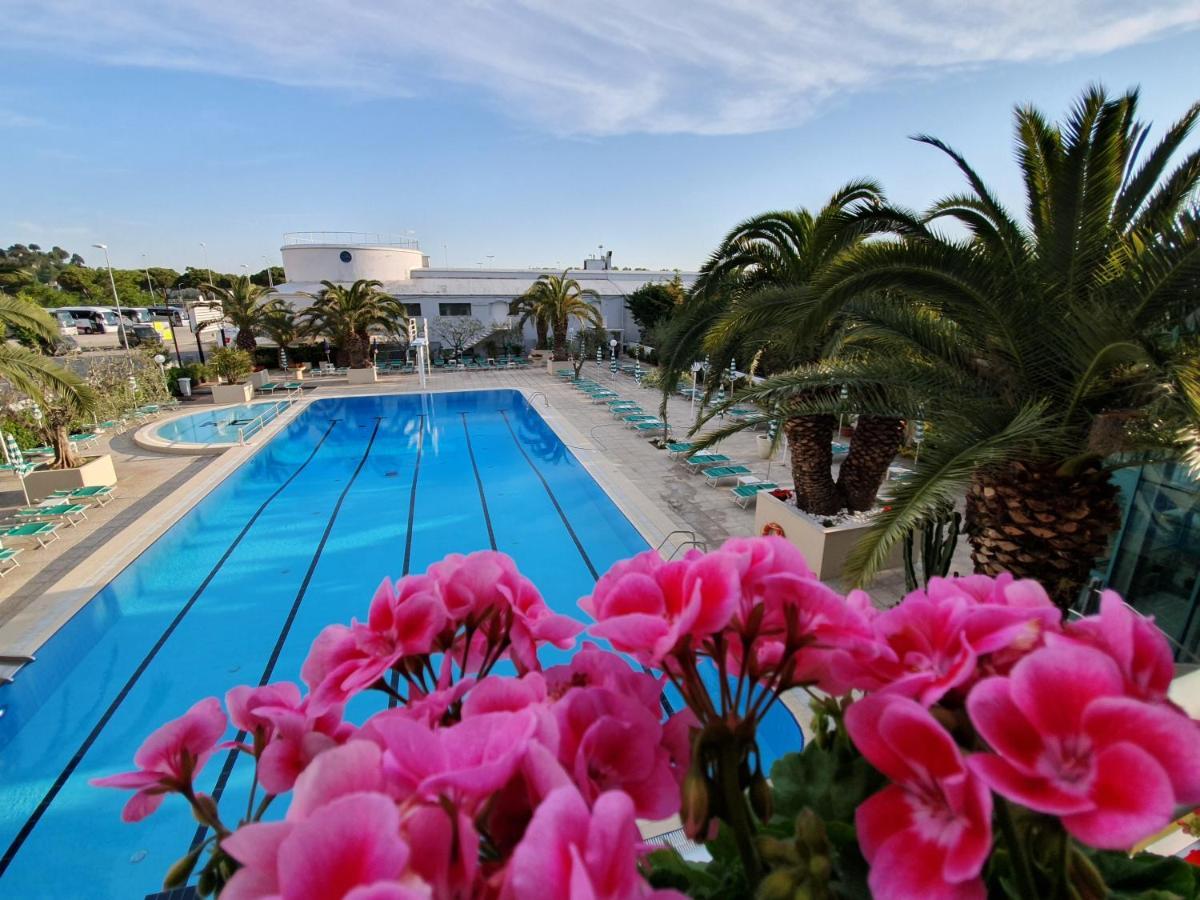 Hotel Cormoran Cattolica Bagian luar foto