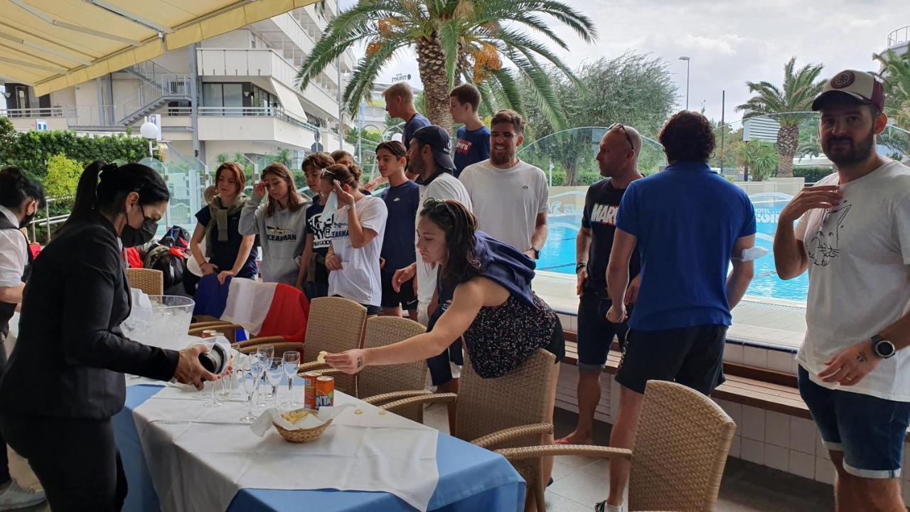 Hotel Cormoran Cattolica Bagian luar foto