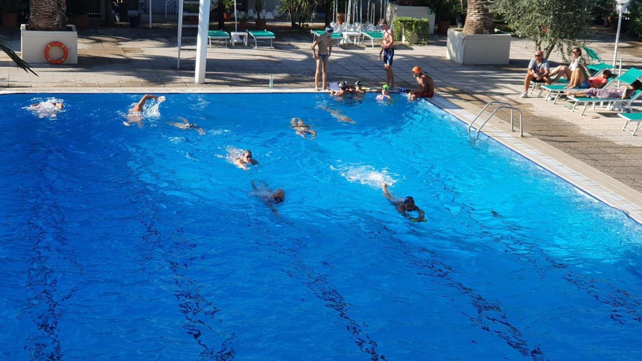 Hotel Cormoran Cattolica Bagian luar foto