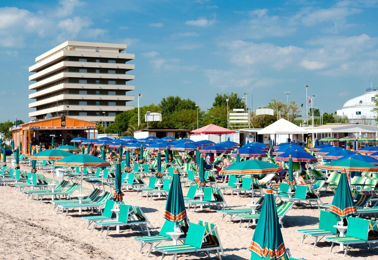 Hotel Cormoran Cattolica Bagian luar foto