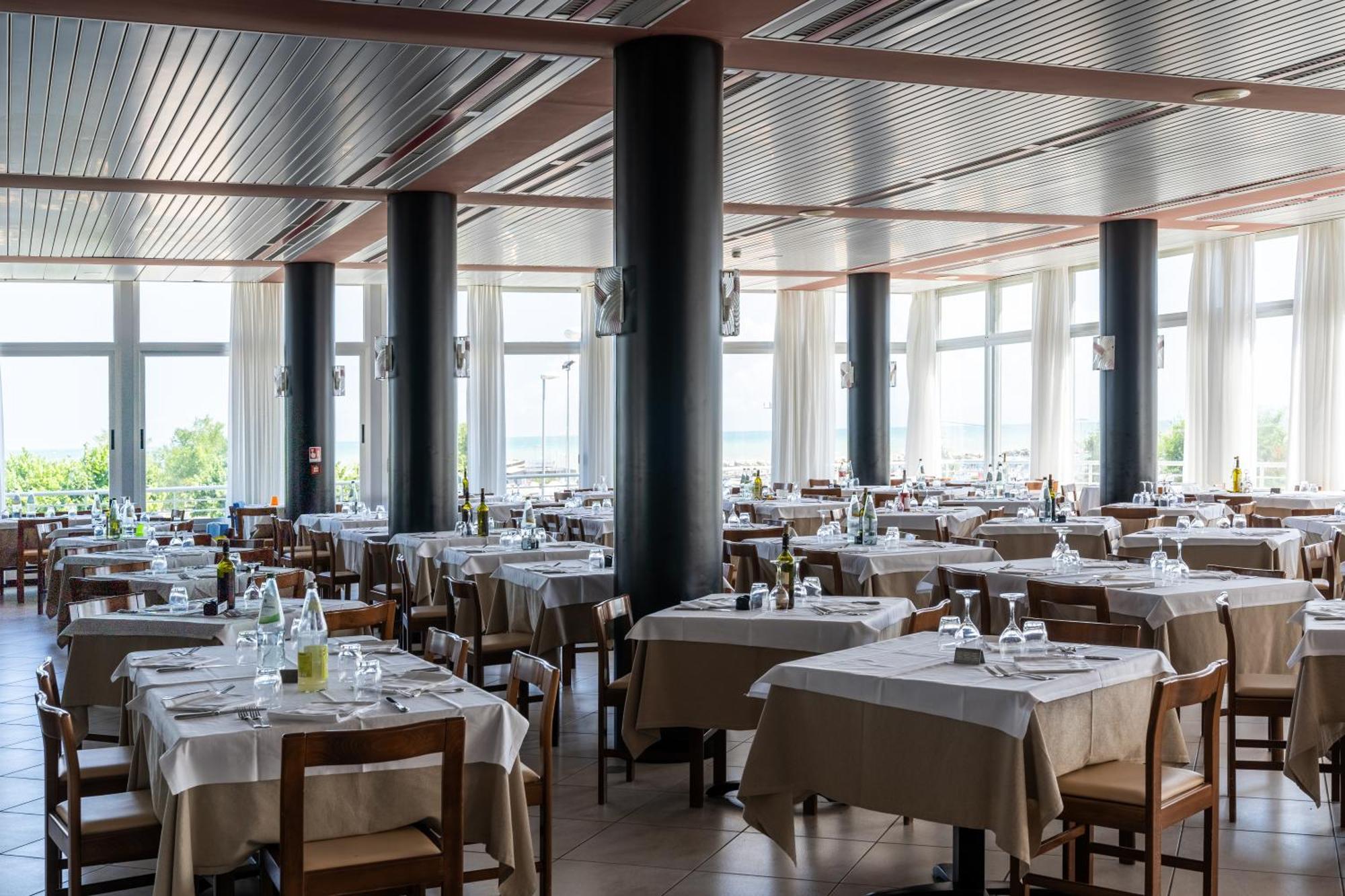 Hotel Cormoran Cattolica Bagian luar foto