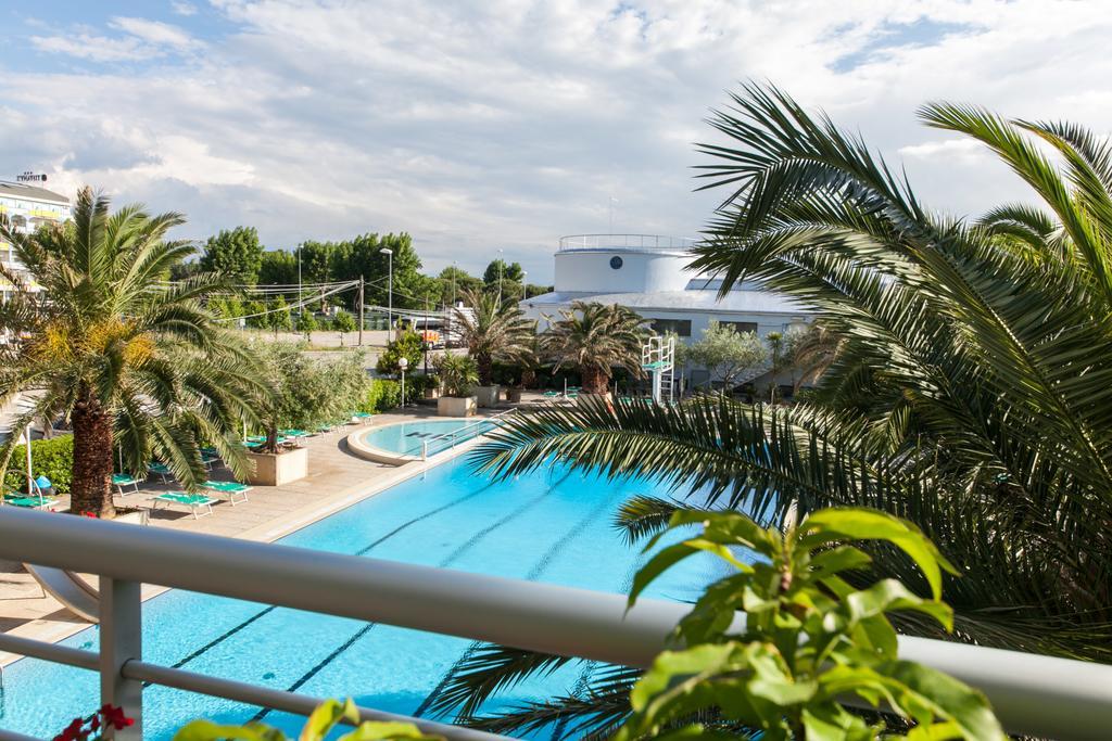 Hotel Cormoran Cattolica Bagian luar foto