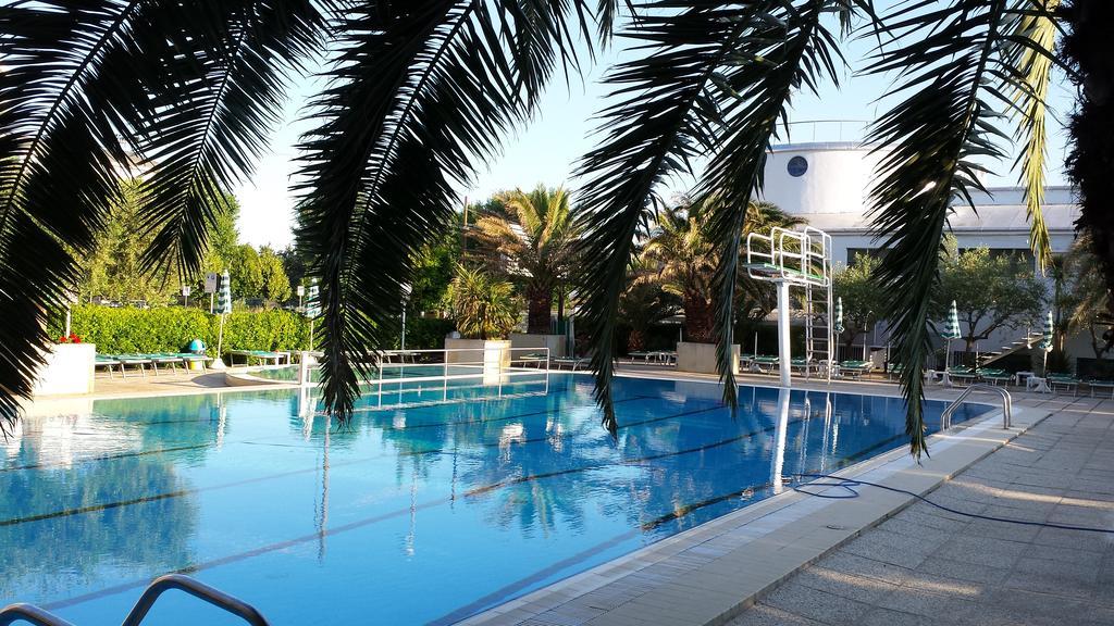 Hotel Cormoran Cattolica Bagian luar foto