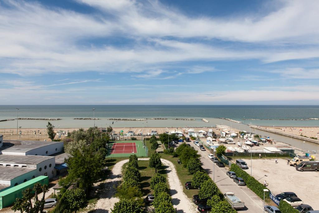 Hotel Cormoran Cattolica Bagian luar foto