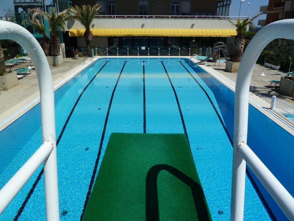 Hotel Cormoran Cattolica Bagian luar foto