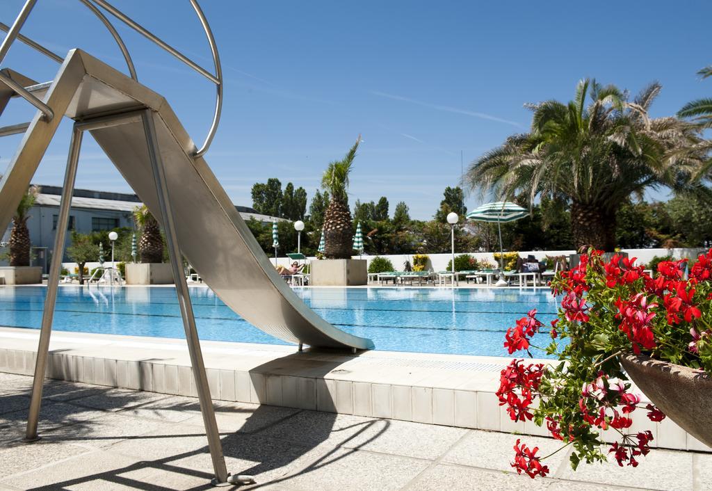 Hotel Cormoran Cattolica Bagian luar foto