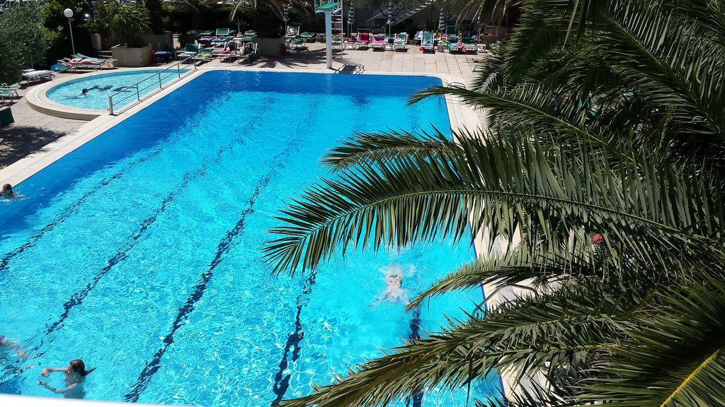 Hotel Cormoran Cattolica Bagian luar foto
